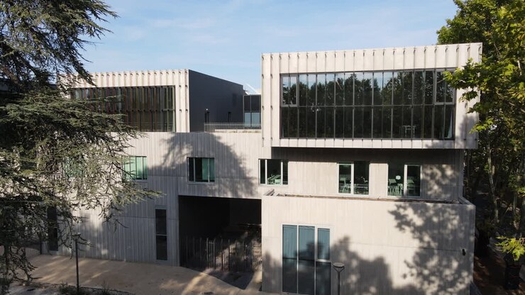 Edificio nella città di Montpellier tra gli alberi, veduta aerea in una giornata di sole, Francia.