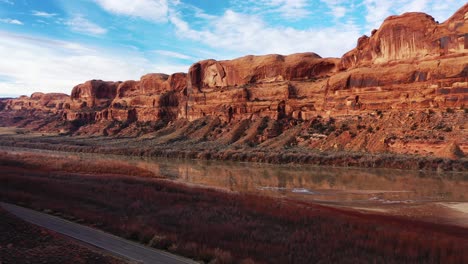 panorama del pintoresco y famoso gran cañón del río colorado con rocas de arenisca roja a la luz de la puesta de sol