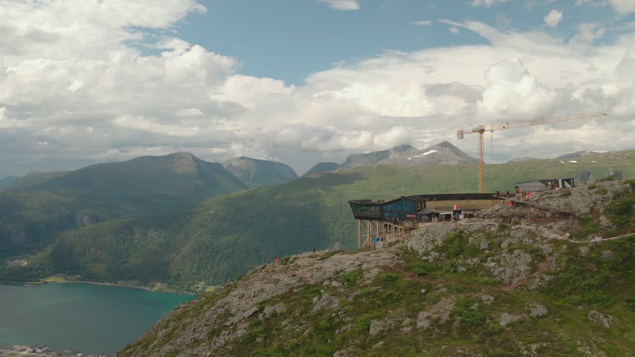 nesaksla 산, andalsnes, 백그라운드에서 타워 크레인과 노르웨이에 eggen 레스토랑에서 romsdal 피요르드의 경치 좋은 전망