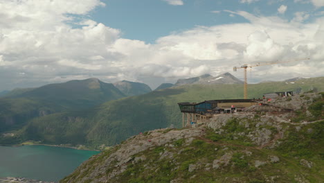 Vista-Panorámica-Del-Fiordo-Romsdal-Desde-El-Restaurante-Eggen-En-La-Montaña-Nesaksla,-Andalsnes,-Noruega-Con-Grúa-Torre-En-Segundo-Plano