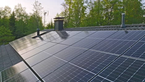 Reflejando-Los-Absorbentes-De-Luz-Solar-En-El-Techo-De-Una-Casa-Moderna,-Puesta-De-Sol-De-Verano---Disparo-De-Drones