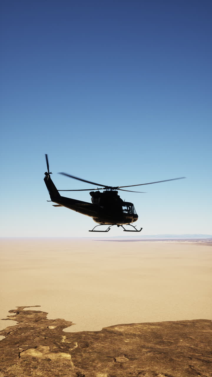 사막 위를 날아다니는 검은 헬리터