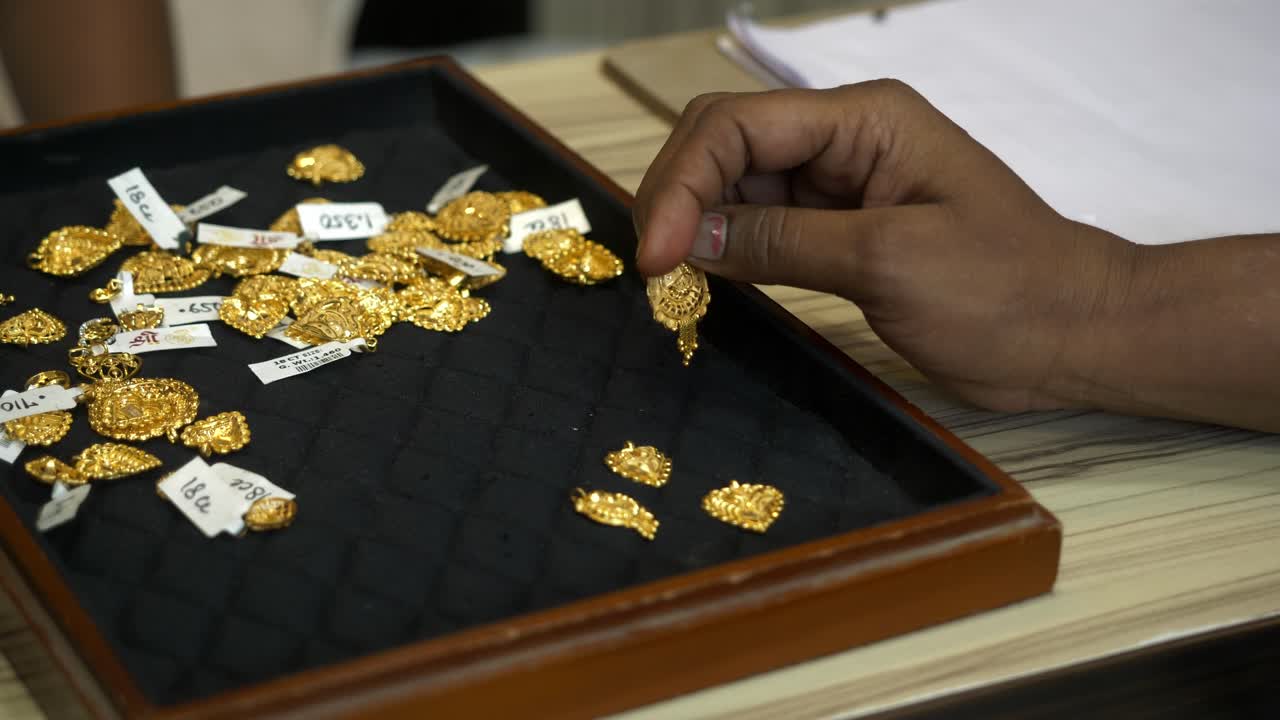 Customer buying 22k fine gold jewellery hallmarked, Gold investment, India