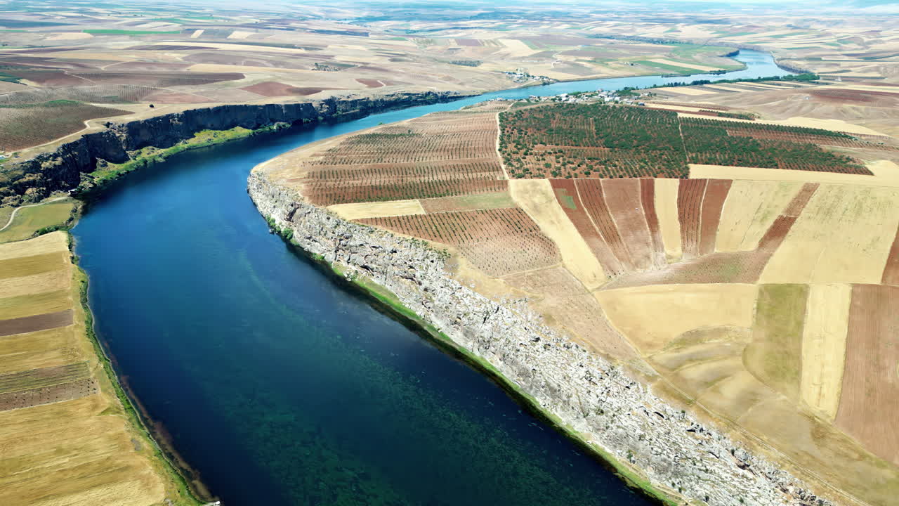 Luftfoto fra drone af Tigris-floden, der snor sig gennem landbrugsmarker og klipper i Mesopotamien-regionen i det sydøstlige Tyrkiet, og viser frugtbart landbrugsland og dramatiske flodlandskaber
