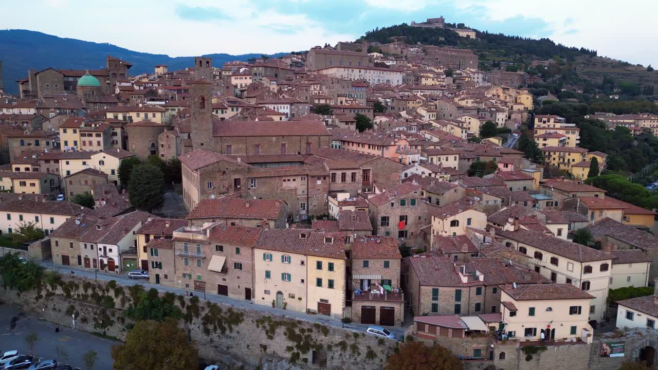 espectacular vista aérea desde arriba vuelo histórico de la colina de la ciudad de cortona toscana arezzo italia