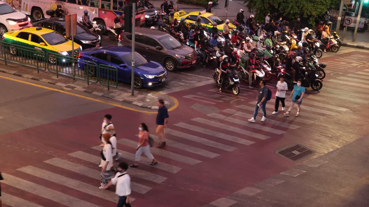 도시 교차로를 가로지르는 보행자와 차량
