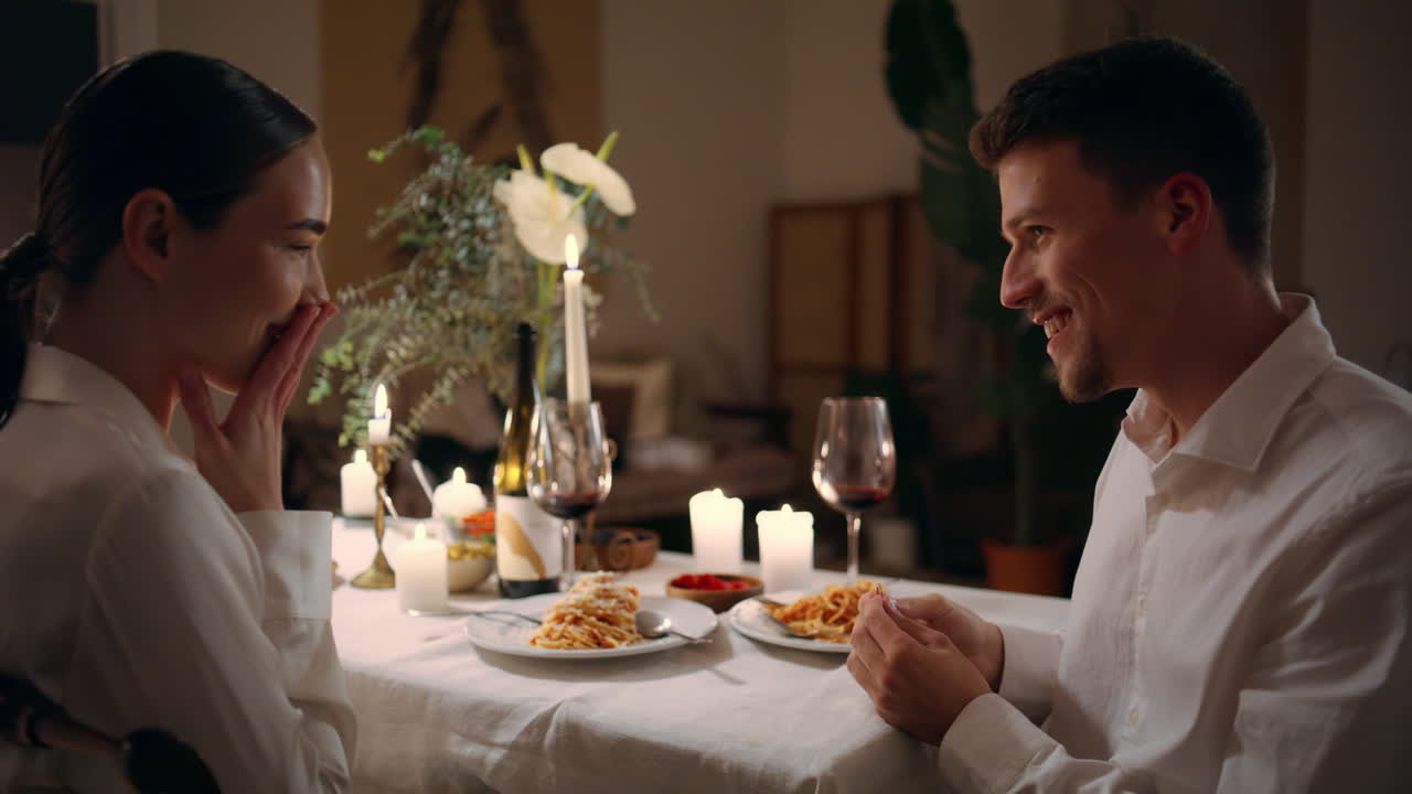 Bell'uomo che propone il matrimonio a una donna durante una cena romantica. Ragazzo che dà l'anello.