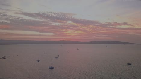 toma aérea 4k de paracas, costa de perú al atardecer