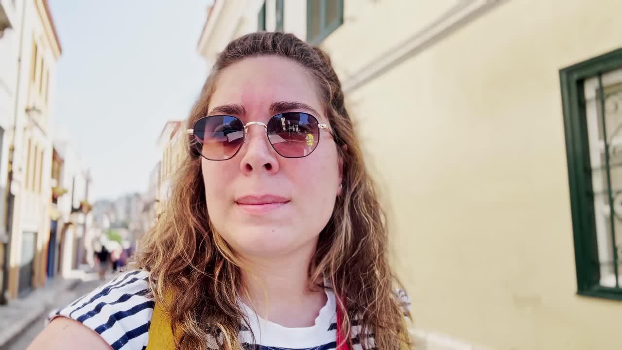 Donna pensierosa che esplora una strada colorata in Grecia