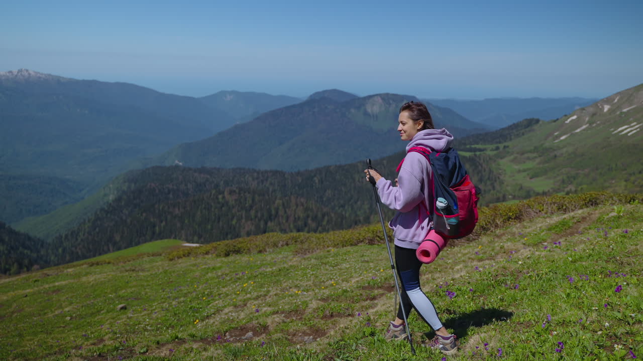 mujer haciendo senderismo en las montañas