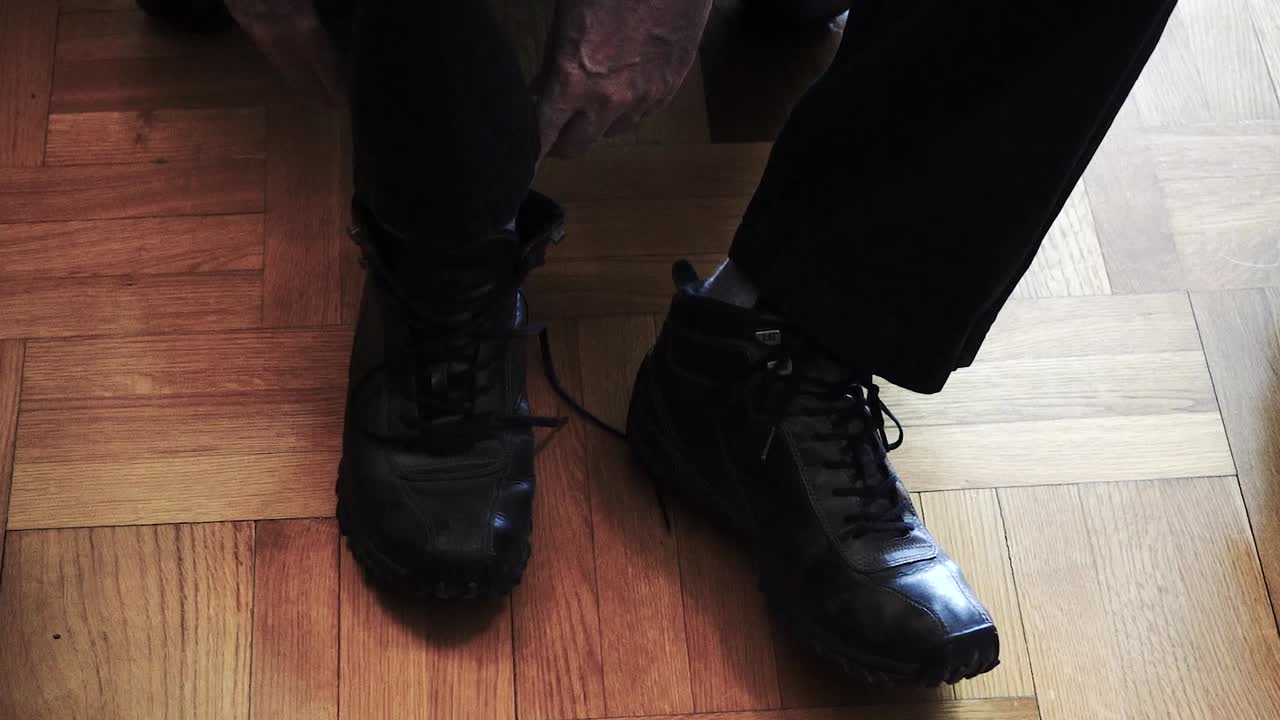 hombre-ponerse zapatos