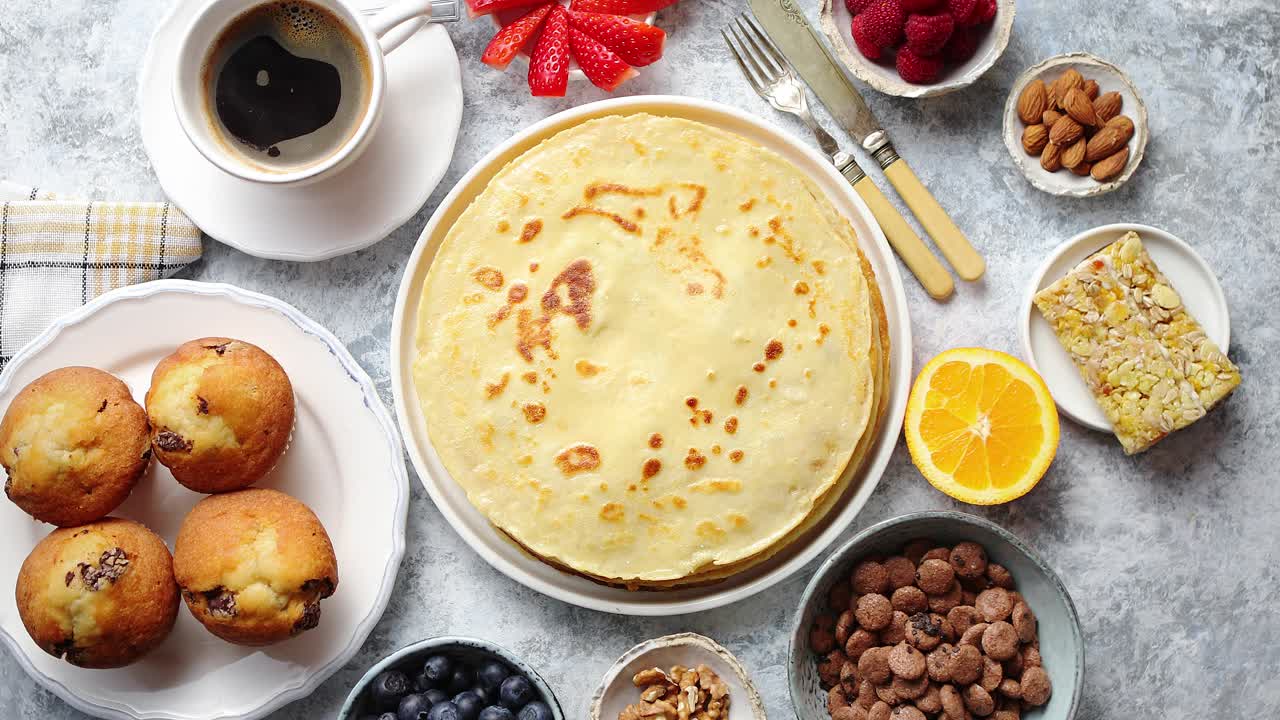mesa de desayuno con frutas frescas tortitas café croissants