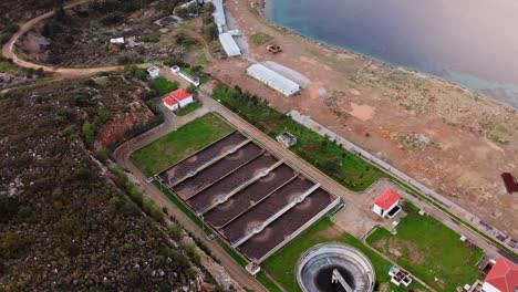 Vista-Aérea-De-La-Planta-De-Tratamiento-De-Aguas-Residuales-Cercana-A-La-Ciudad-De-Datça,-Provincia-De-Muğla,-Península-De-Resadiye,-Turquía