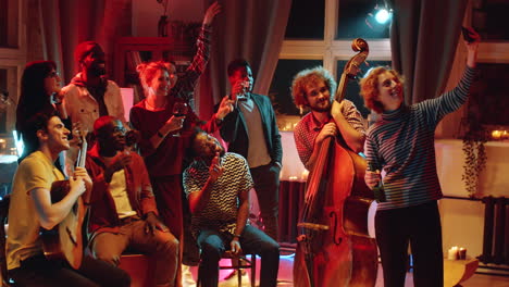 mensen nemen een groeps selfie met een muziekband na een concert