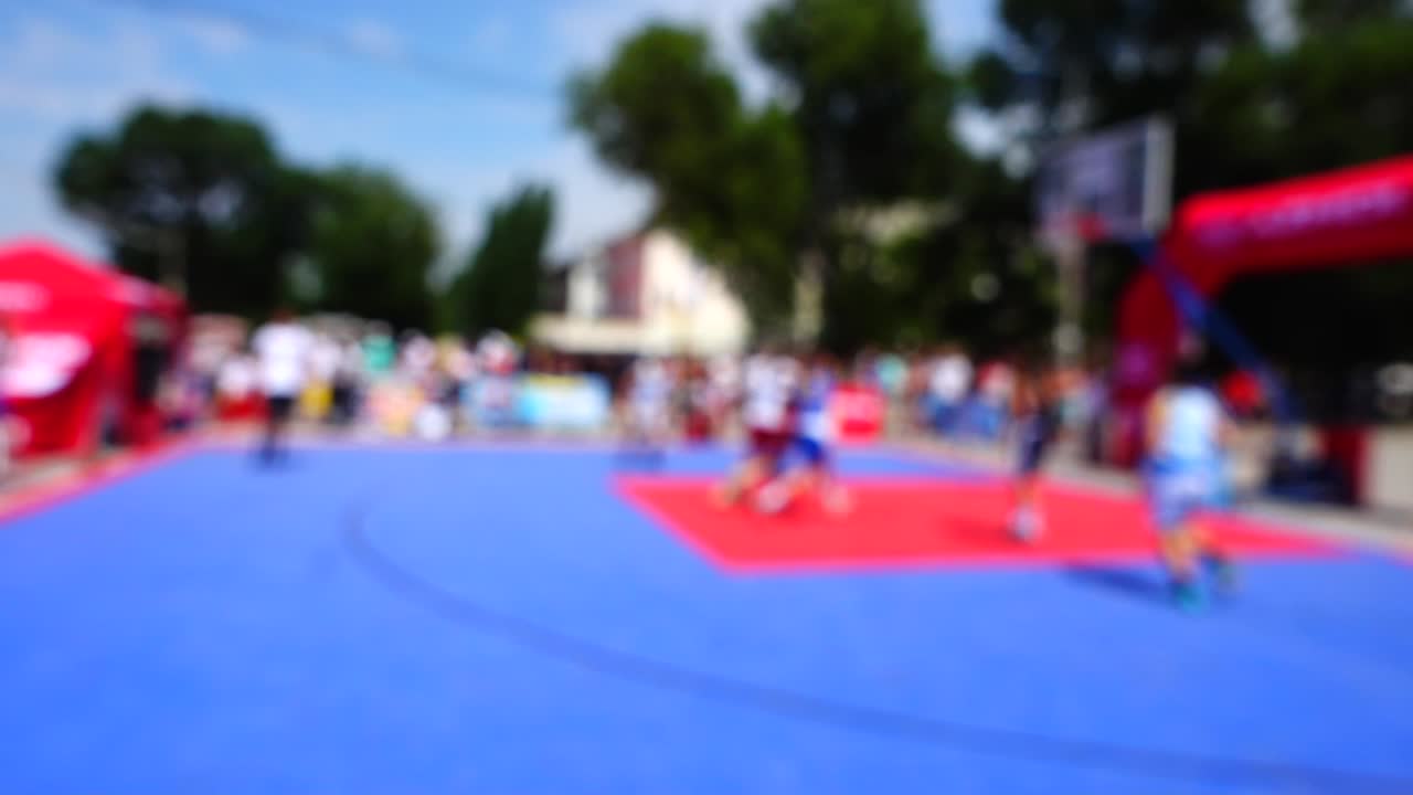 公開ストリートボール大会。スローモーション。ピンぼけ。