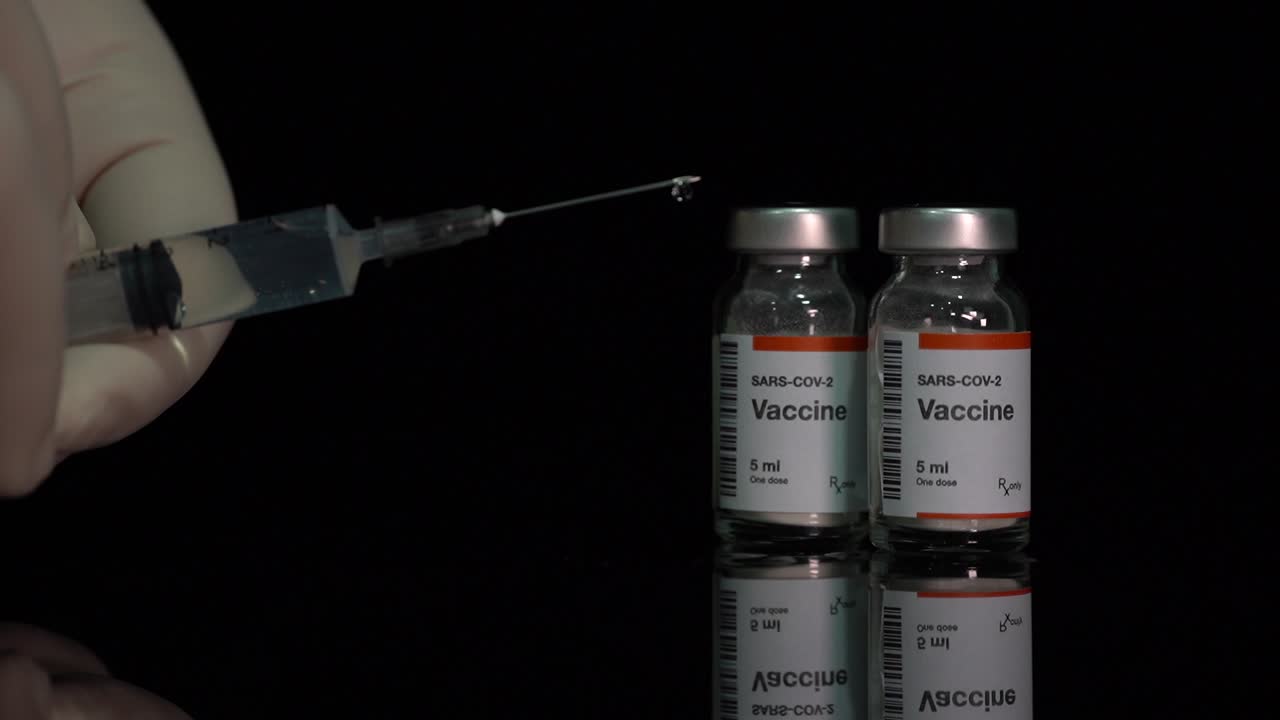 vacuna de covid-19 dentro de botellas llenas de jeringa para inyección para prevenir el coronavirus