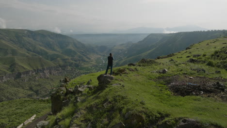 Naturfotograf,-Der-Fotos-Von-Einer-Wunderschönen-Berglandschaft-Macht,-Die-In-Der-Nähe-Eines-Verrosteten-Wasserturms-In-Georgia-Steht