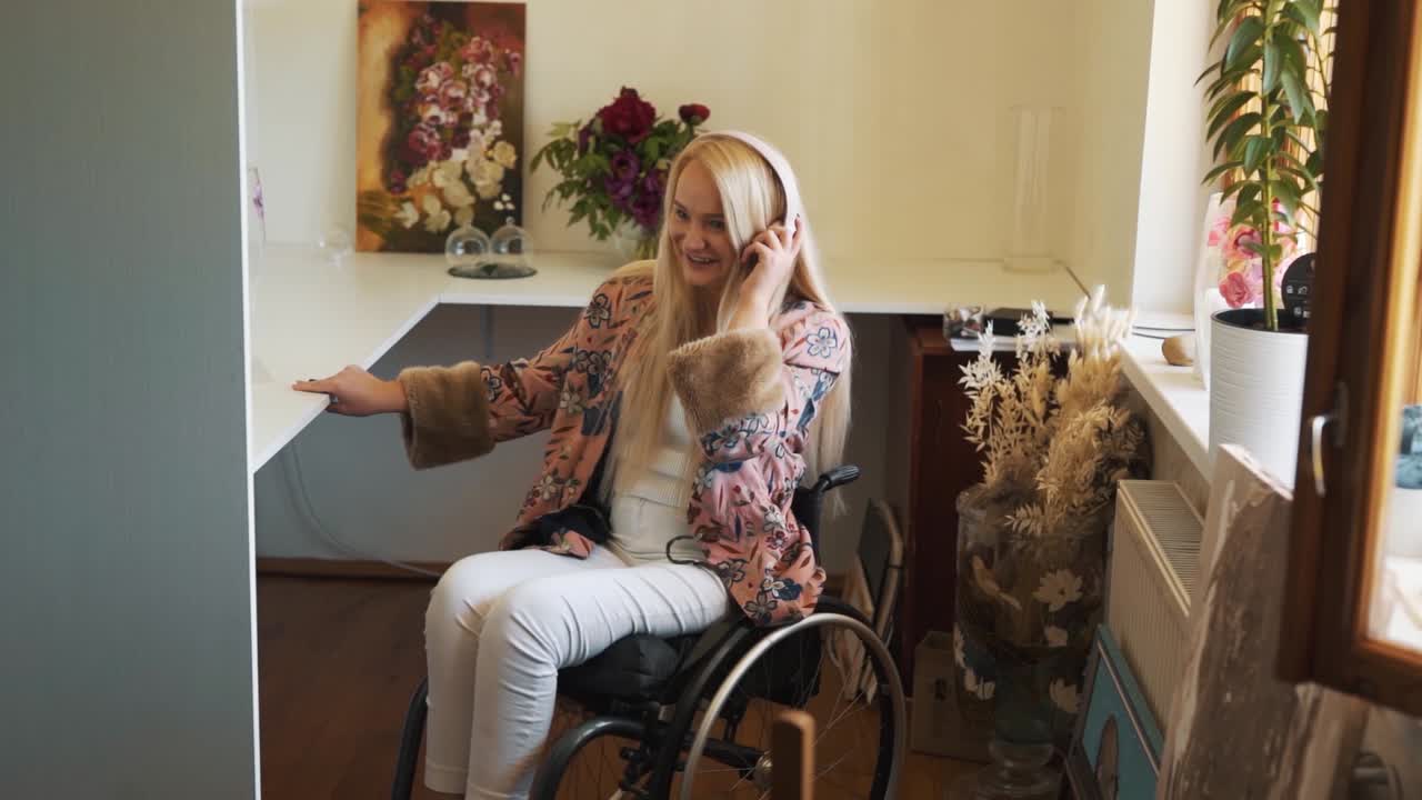una linda chica rubia en silla de ruedas, con auriculares, baila y canta