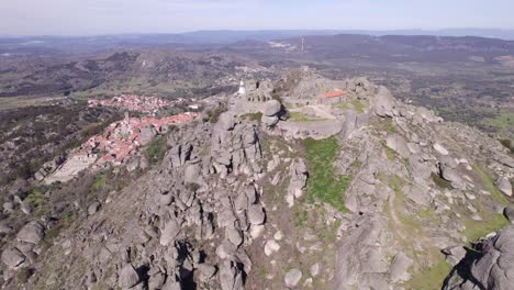 castelo de monsanto portugal en la cima de la colina durante el día, desde el aire