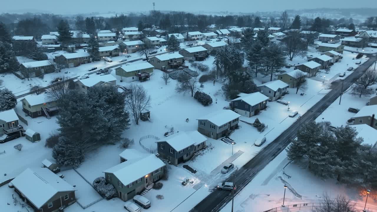 겨울 아침에 눈으로 인 미국 동네