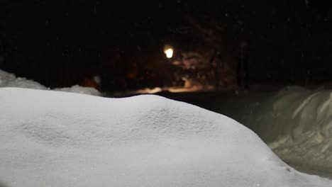 Todavía-Toma-De-Nieve-Cayendo-Sobre-Un-Hermoso-Montón-De-Nieve-Al-Lado-De-Una-Carretera