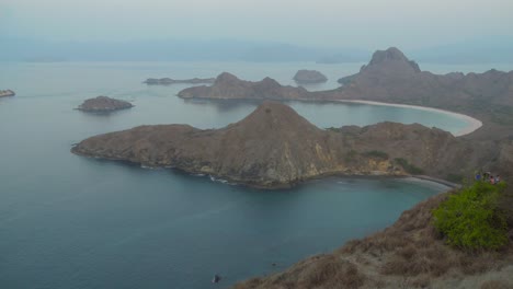 Atemberaubende-Aussicht-Von-Der-Insel-Padar-Auf-Den-Rosa-Strand-Und-Die-Berge-An-Einem-Nebligen-Tag-Während-Der-Dämmerung-In-Indonesien