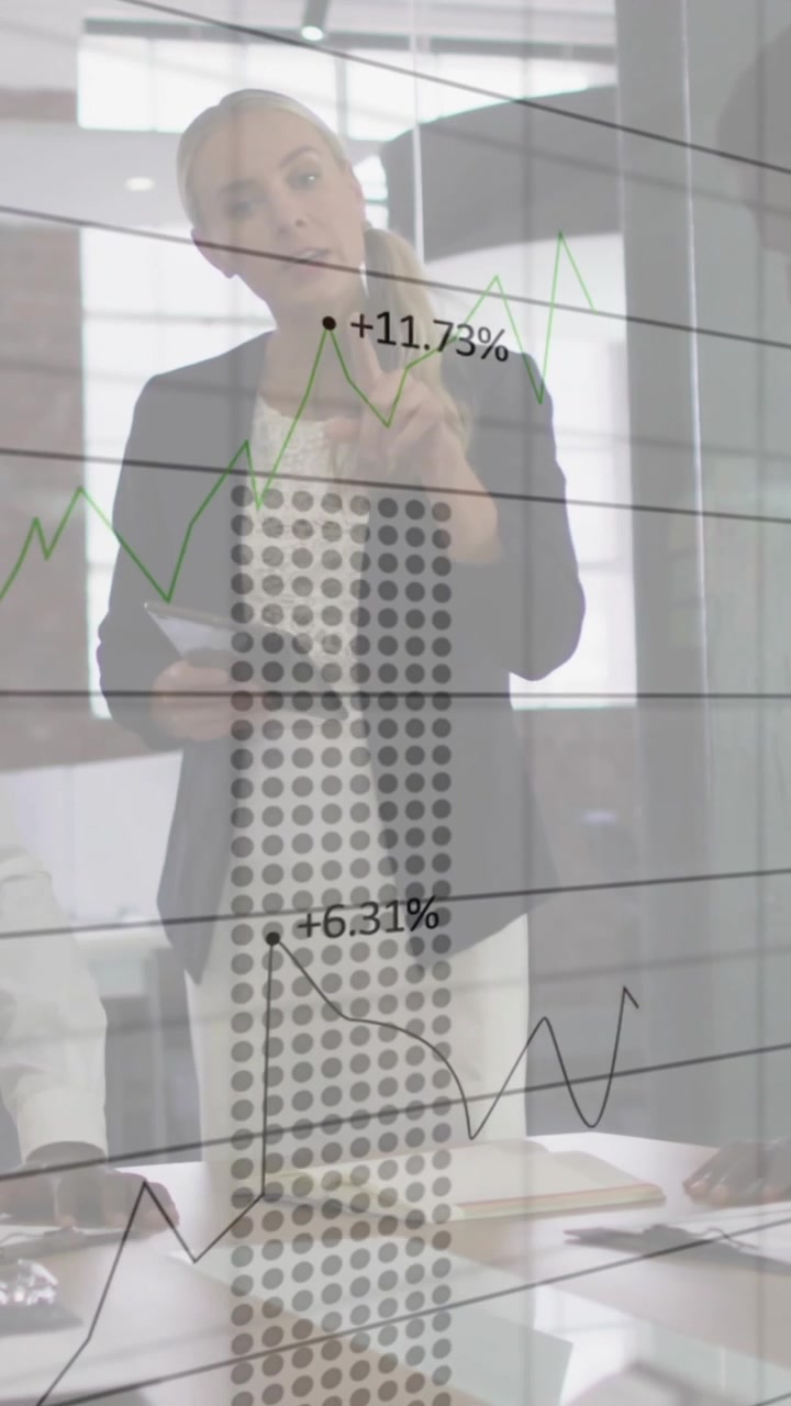 Animazione dell'elaborazione dei dati finanziari su diversi uomini d'affari in ufficio