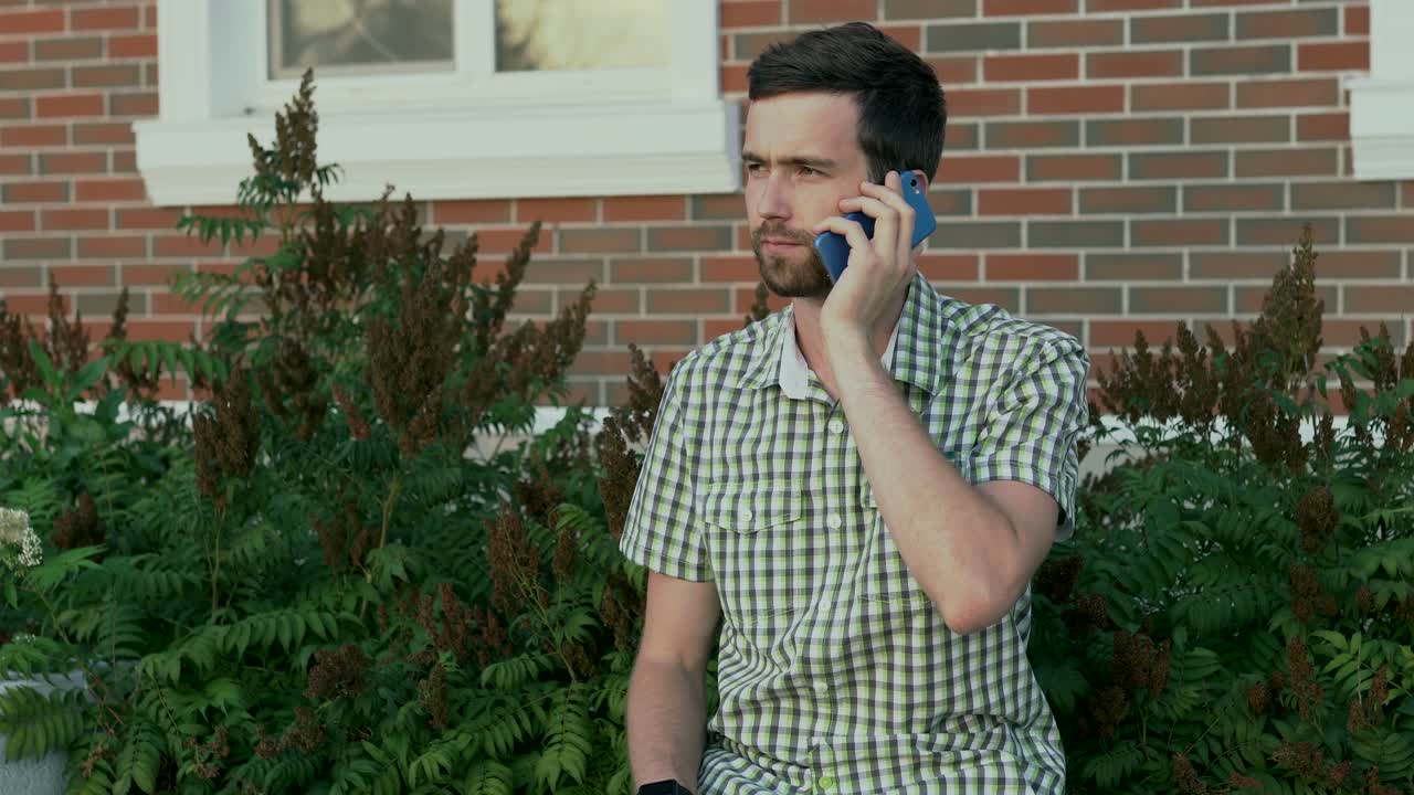 야외에서 전화 통화하는 남자