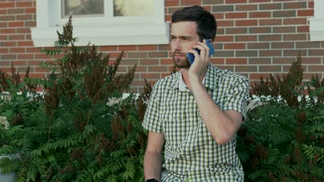 hombre hablando por telefono al aire libre