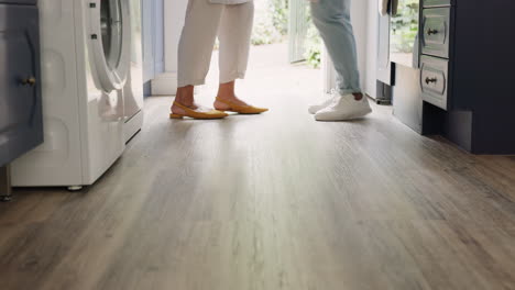 amor, baile y pareja en la cocina cocinando felices