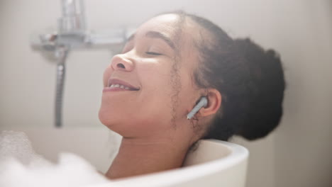 sonrisa, relajarse y mujer en el baño de burbujas con los ojos