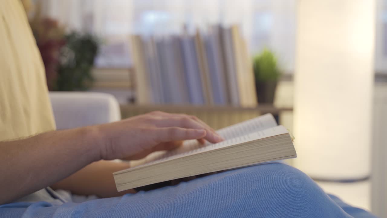 밤에 책을 읽습니다. 소설, 시, 이야기 책을 읽습니다.