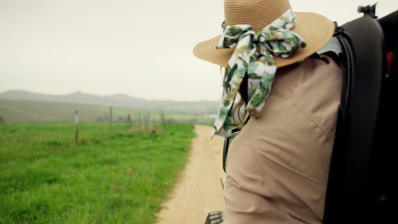 Donna in un safari avventuroso