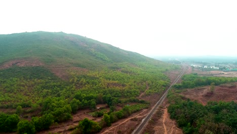 Enorme-Ladera-De-La-Montaña-Por-La-Ruta-Del-Tren