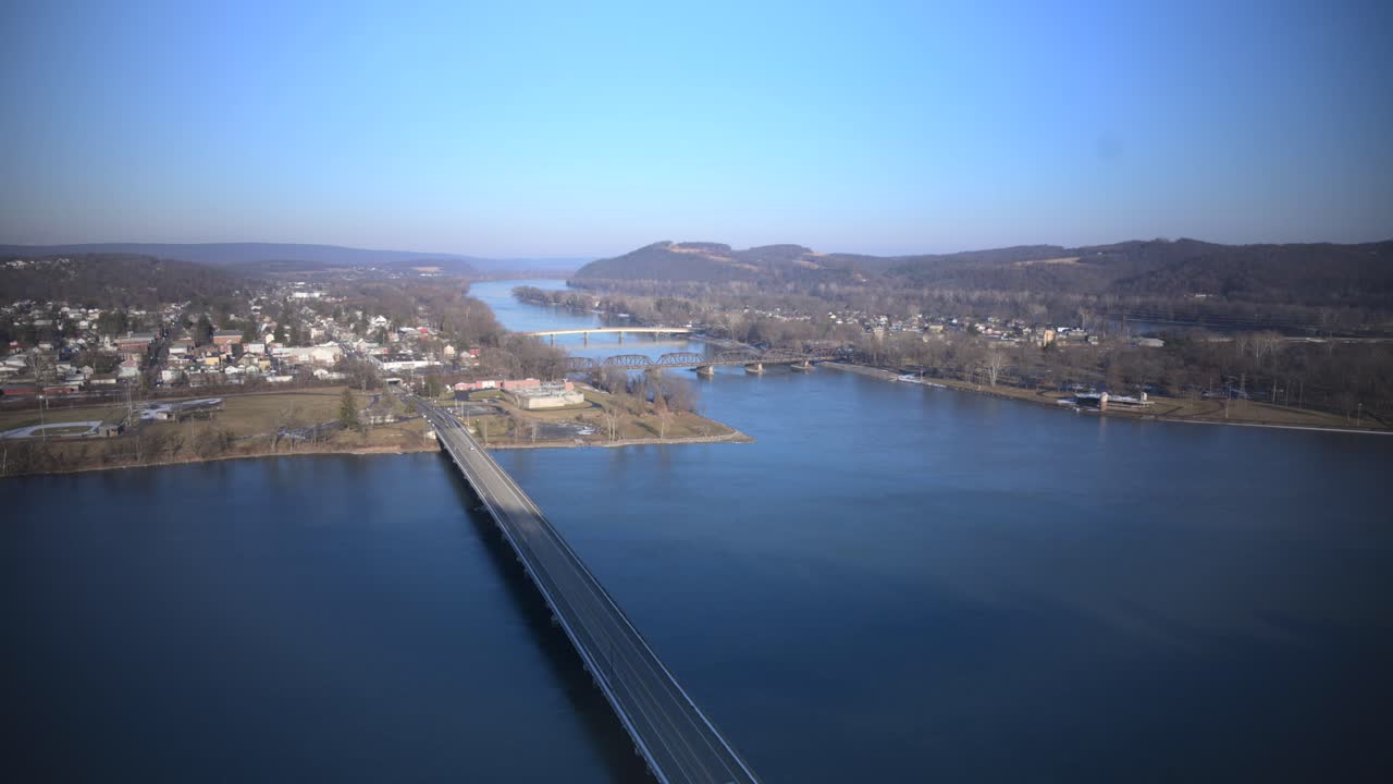 Vista aerea di un ponte su un ampio fiume blu e una città nella valle
