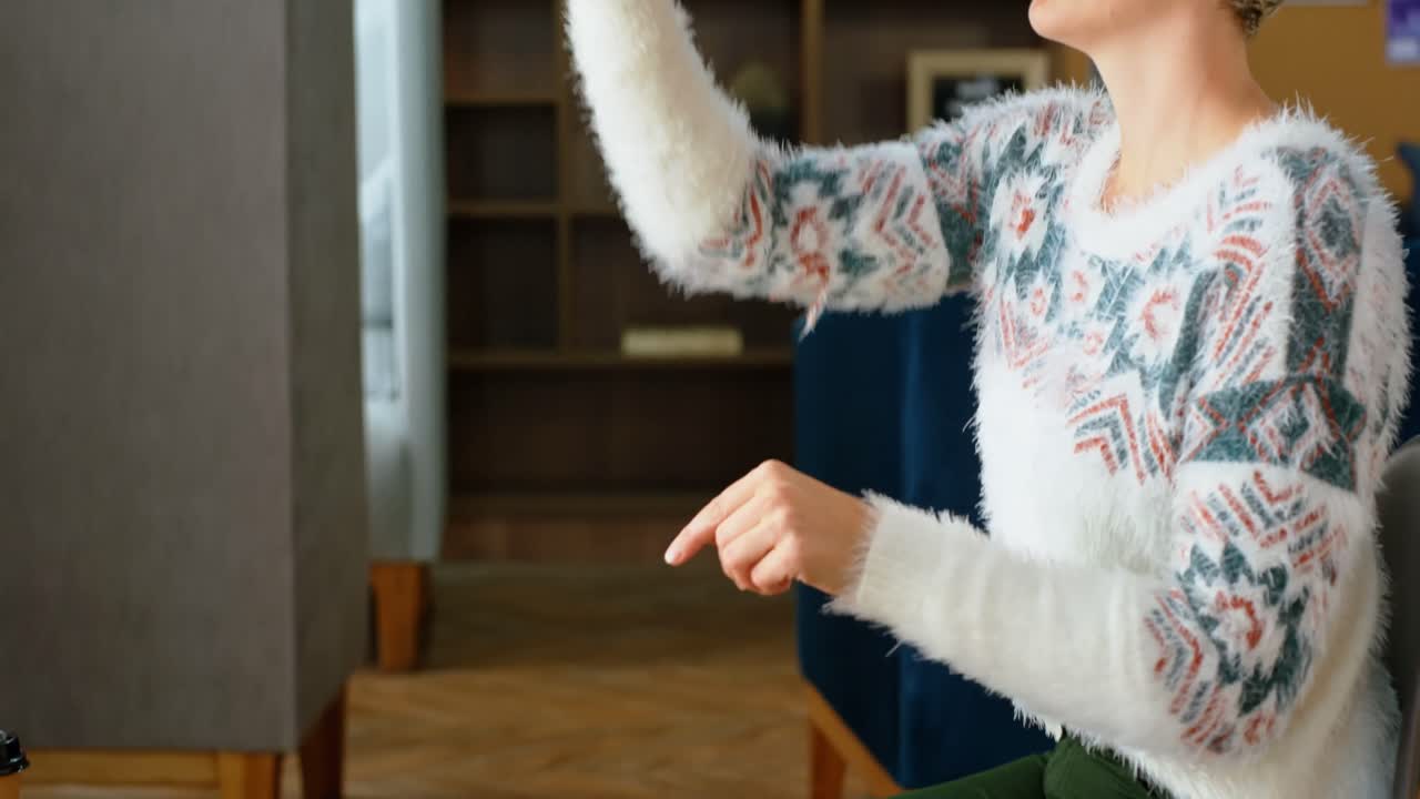 사무실 4k에서 가상 현실 헤드 ⁇ 을 사용하는 여성 임원