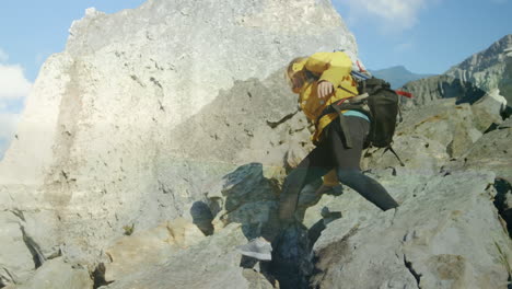 animación del paisaje sobre una excursionista caucásica caminando