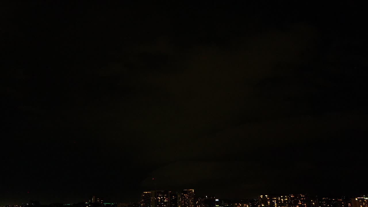 Fulmini intensi illuminano il cielo scuro e minaccioso, mentre una tempesta si abbatte sul Queensland sud-orientale con condizioni meteorologiche estreme.