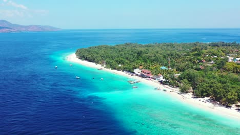 hermosa isla tropical con exuberante vegetación y playa de arena blanca rodeada de laguna turquesa y mar azul, bali