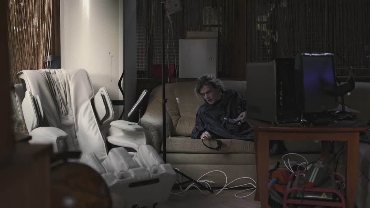 persona relajándose en un sofá con tratamiento médico