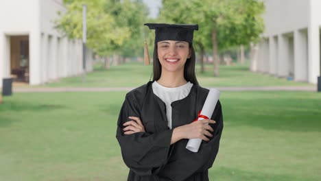 Glückliches-Indisches-College-Absolventenmädchen,-Das-Mit-Gekreuzten-Händen-Steht