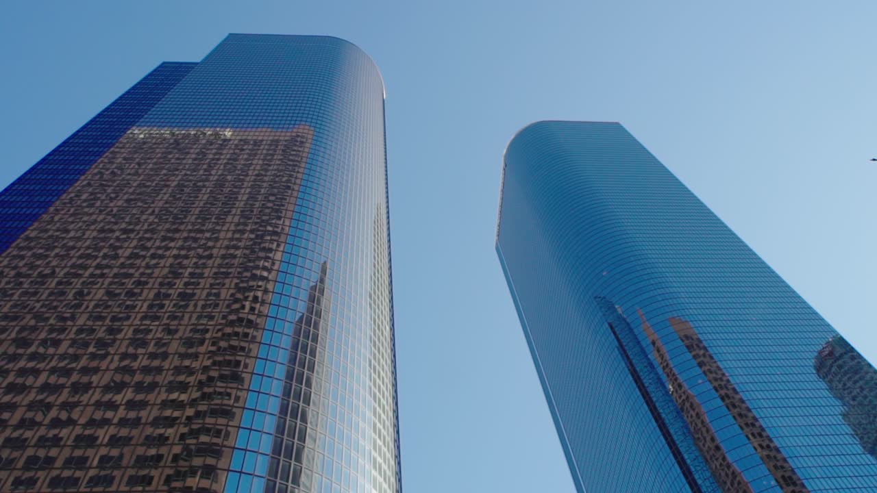 tomado de ventanas reflectantes de un edificio alto. estilo de vida urbano moderno de américa, destino turístico en estados unidos. edificio comercial de gran altura. vista del paisaje urbano con sol central de los ángeles