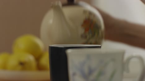 vertiendo té