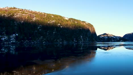 Paseos-En-Bote-Por-Los-Fiordos-Que-Rodean-Bergen,-Noruega