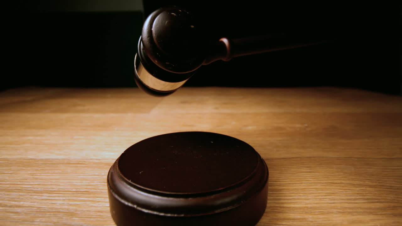 el martillo cayendo sobre el bloque de sondeo