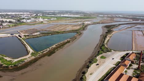 algarve portugal, el río galao fluye hacia el mar atlántico a través de lagunas saladas y reserva natural, en un cálido día de primavera