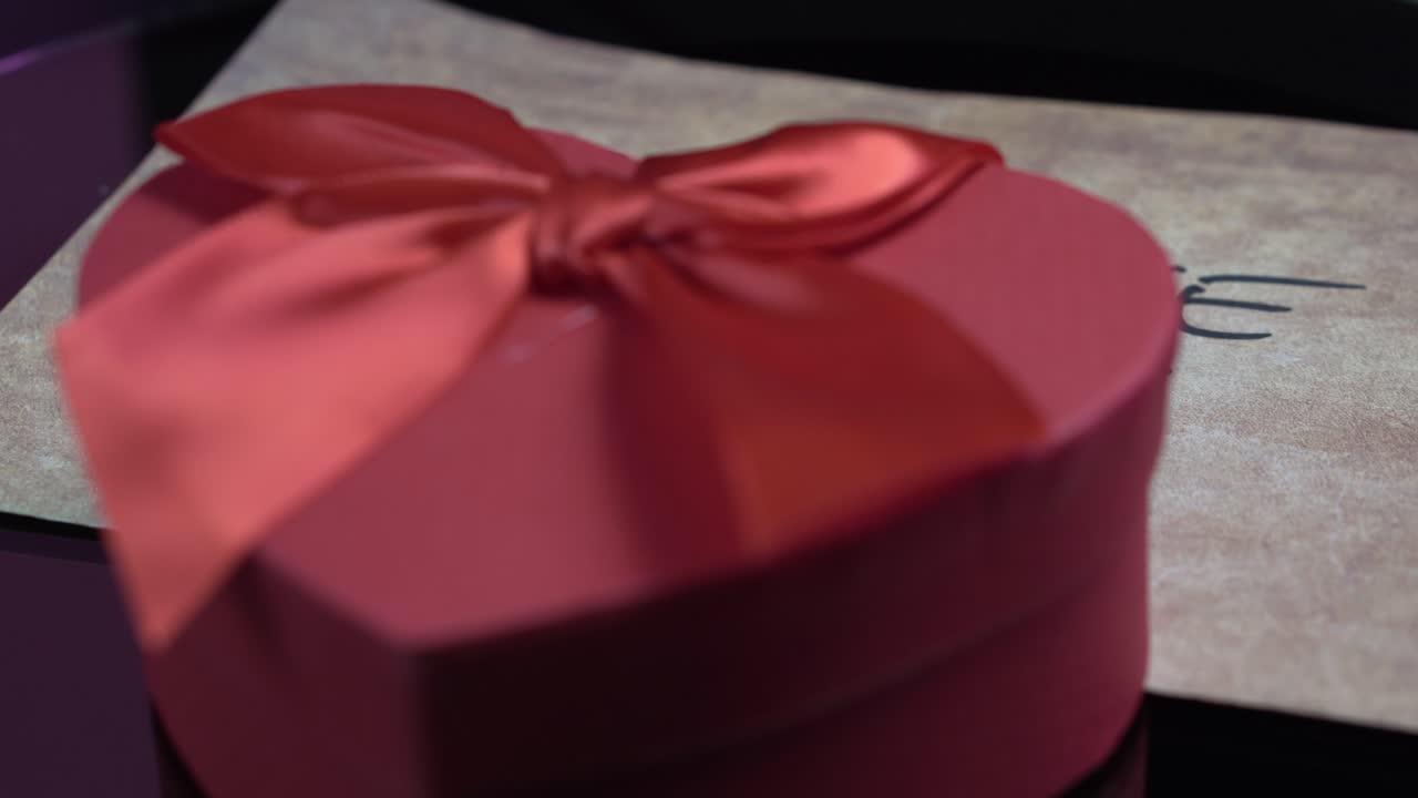 Messaggio "Ti amo" con confezione regalo rossa a forma di cuore per San Valentino. Primo piano