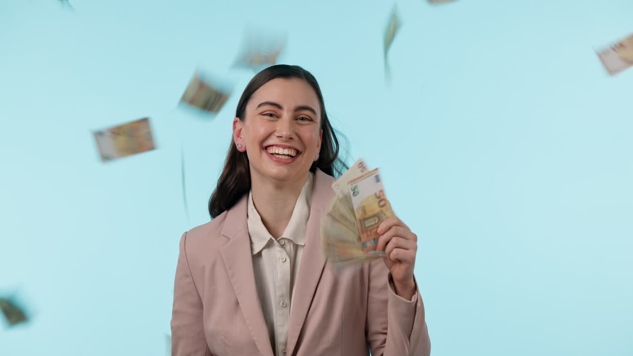 sonrisa, lotería y lluvia de dinero con una mujer
