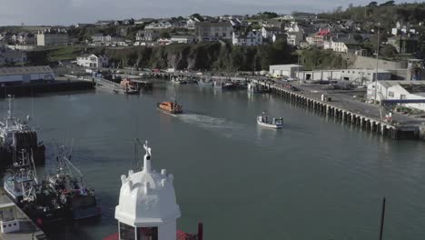 Die-Irische-Küstenwache-Schleppt-Ein-Gerettetes-Fischereifahrzeug-Zur-Reparatur-In-Den-Hafen