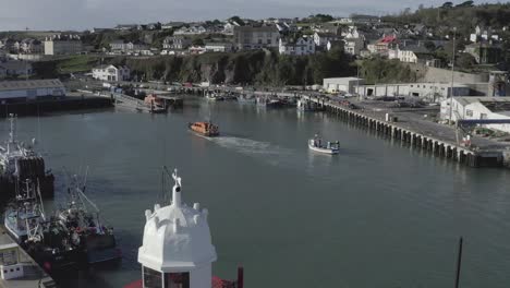 la guardia costera irlandesa remolca un barco pesquero rescatado hasta el puerto para repararlo